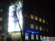 Вивіски і реклама відділень банку ВТБ.